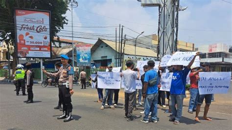 Sejumlah Anggota KPPS Di Jawa Timur Demo Tolak Rencana Hak Angket DPR