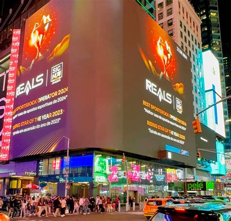 Reals celebra prêmio conquistado projeção em telão da Times Square