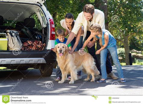 Familia Feliz Que Consigue Lista Para El Viaje Por Carretera Foto De