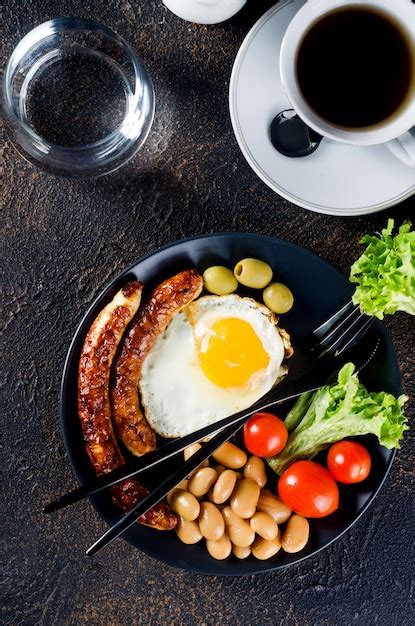 Desayuno inglés completo tradicional con huevos fritos salchichas