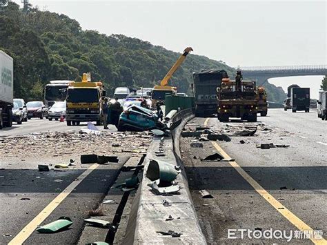 快訊／國3通霄大貨車追撞！轎車噴對向撞整排防眩板 2人送醫 Ettoday新聞雲 Line Today