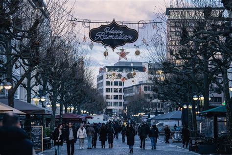 FOTO GRAD KUPIO POSEBNE UKRASE Frankfurt Je Po Prvi Put Okitio Ulice