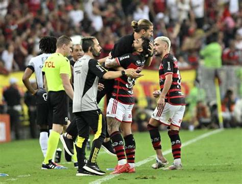 Gabigol ganha novo ânimo Filipe Luís e dá boa resposta em busca de