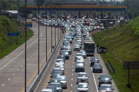 Volume Kendaraan Meningkat Polri Perpanjang Sistem One Way Di Tol