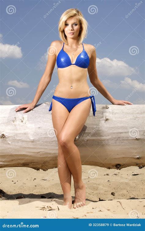 Sch Ne Blondine Im Blauen Bikini Stockbild Bild Von Nave Strand