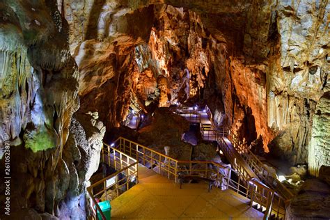 Foto De Amazing Geological Forms In Tien Son Cave Near Phong Nha