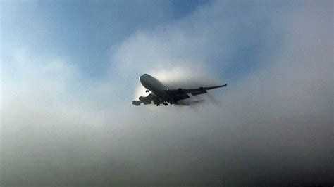 Thick Fog ' ILS CAT III ' Aircraft Landings. ' Gatwick Airport ...