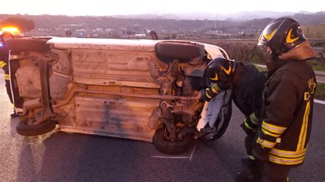 Incidente Sulla Messina Palermo Auto Si Ribalta All Alba Tra Rometta E