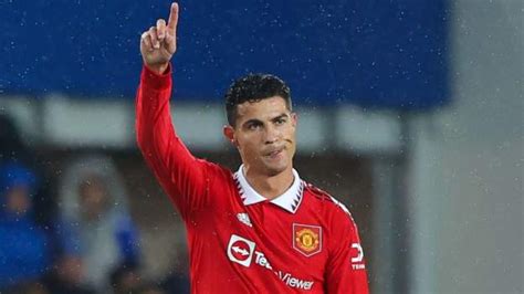 Everton 1 2 Man Utd Cristiano Ronaldo Scores 700th Club Goal As Visitors Come From Behind To