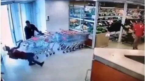 VIDEO Empleado Frustra Robo En Supermercado Lanzando Una Coca Cola Al