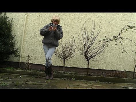 HD Esperando Desesperadamente Con La Vejiga Llena Y Los Jeans Mojados XVIDEOS