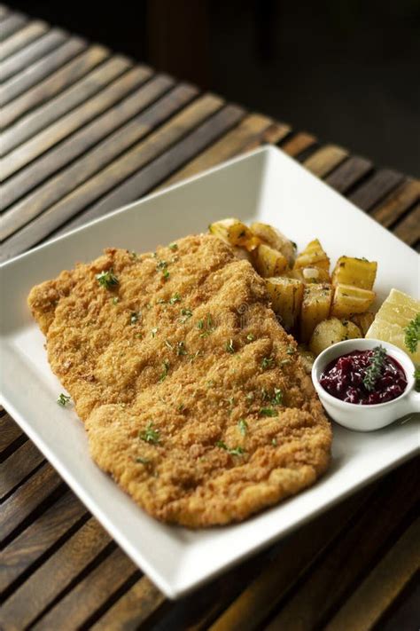 Duitse Kalfsvlees Schnitzel Snijsla Met Aardappel En Rode Bessen