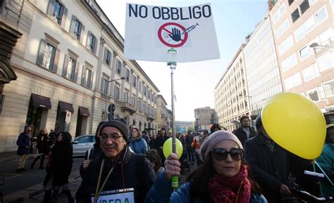 Il Corteo Dei No Vax Corriere It