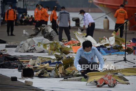 Knkt Periksa Serpihan Bagian Pesawat Sriwijaya Air Sj Republika