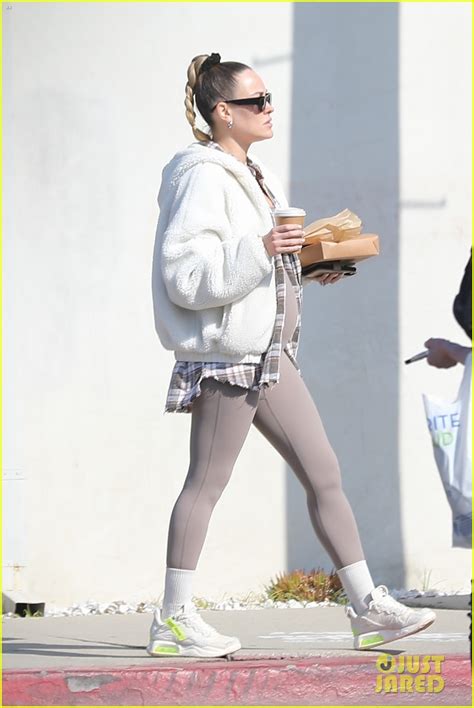 Peta Murgatroyd Shows Off Growing Baby Bump While Picking Up Breakfast: Photo 4886290 | Pregnant ...