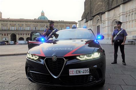 Bologna Palpeggia Una Ragazza E Aggredisce Il Fidanzato Arrestato 26enne