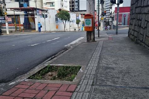 Buraco em calçada no Centro preocupa pedestres