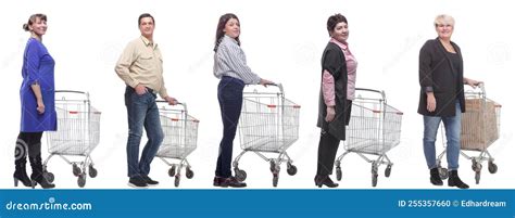 Grupo De Personas Con Carro Aislado En Blanco Foto De Archivo Imagen