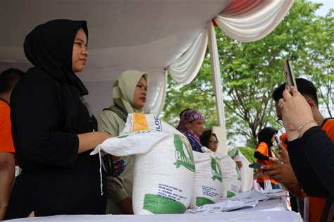 Bantuan Pangan Beras Bulog Ditambah Hingga Akhir Tahun Agroindonesia