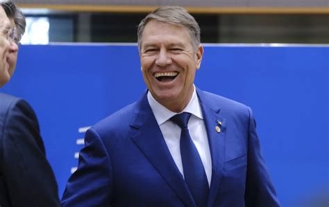 Foto Klaus Iohannis Nu Renun La Lux Avionul De Top Ales De