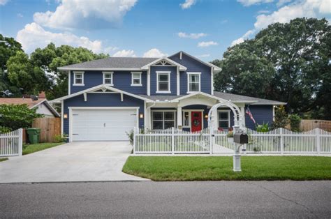 6 Best Blue House White Trim Combinations for Your Exterior Design ...