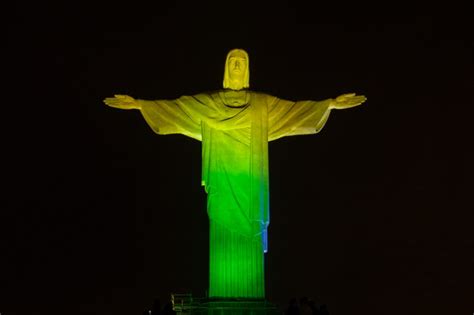 Cristo Redentor Iluminado De Verde E Amarelo Em Homenagem Pel