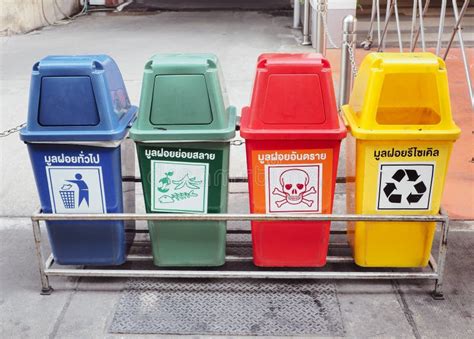 Las Papeleras De Reciclaje Coloridas Para La Colecci N De Reciclan Los