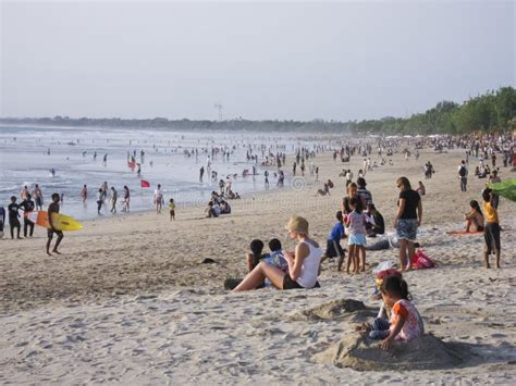 Gente En La Playa Apretada Bali Del Kuta Fotograf A Editorial Imagen