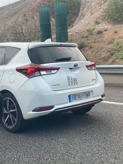 Frena Bruscamente Y Pierde El Control Del Coche Justo Delante De Un