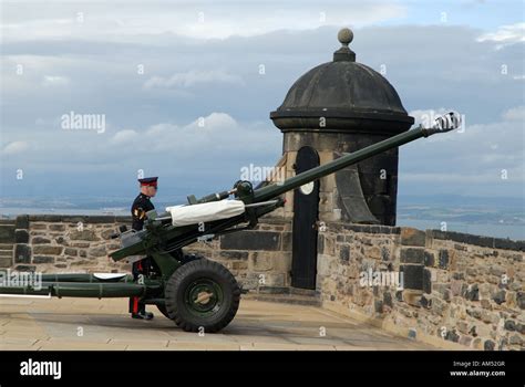 The One O Clock Gun Edinburgh Castle Scotland Stock Photo Alamy