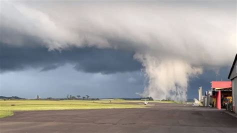 Vídeo Imagens impressionantes mostram tornado em Santa Catarina