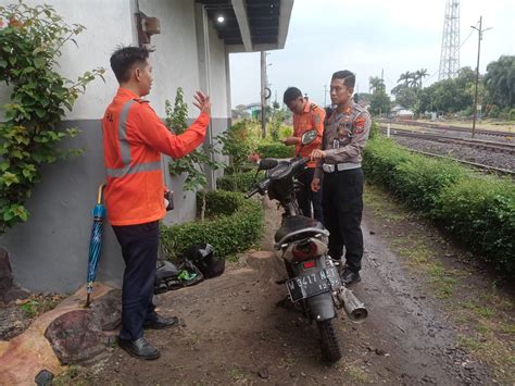 Nekat Trobos Palang Pintu Pengendara Motor Tersambar Kereta Api