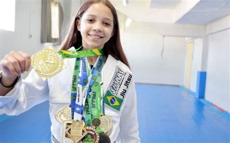 Brasileirinha lutadora de Jiu Jitsu busca patrocínio para competir no