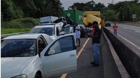 Colisión múltiple en la autopista Panamá Colón deja cuatro heridos