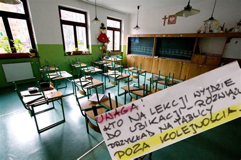 Nauczyciel Matematyki Wywiesi Tak Kartk W Klasie Prawnik Komentuje