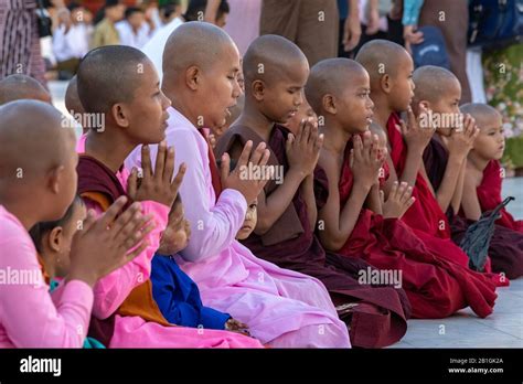 Burmese Nuns Praying Hi Res Stock Photography And Images Alamy