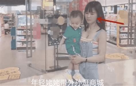 “最年轻姥姥”走红，带外孙逛街宛如母子，网友：说她20岁我都信 孩子 审美 美的