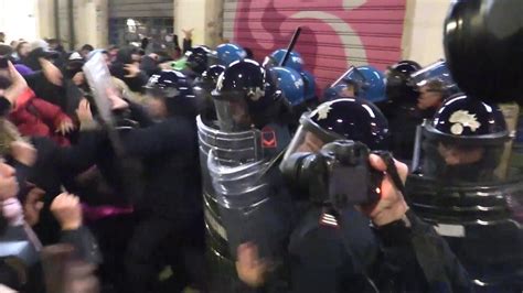 Corteo 25 Novembre Tensioni Tra Polizia E Manifestanti Sotto La Sede