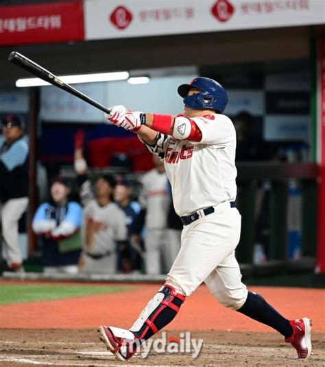 `타구속도 1796km` 유강남 사직구장 `장외홈런` 폭발피터스 이후 722일 만의 역대 10번째→비거리 1354m