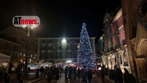 L Accensione Dell Abete In Piazza San Secondo Chiude La Prima Giornata