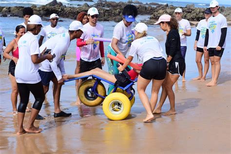 Banho De Mar Assistido Possibilita Inclus O Para Pessoas