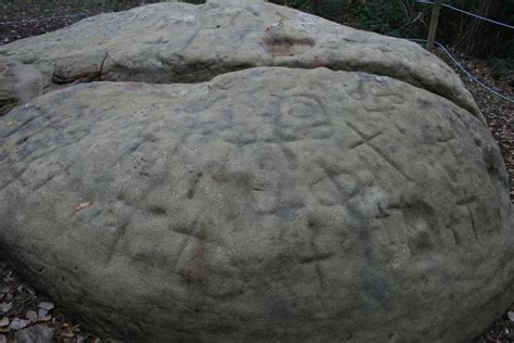 Pedra De Les Bruixes Roca Amb Gravats Rupestres Moltes Creus Al Pla