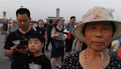 Foto Mantan Pm China Meninggal Dunia Warga Penuhi Lapangan Tiananmen