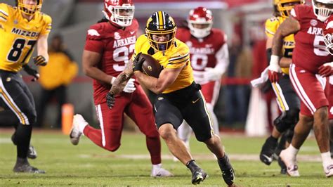 Schrader Runs For 217 Yards And A Td No 9 Missouri Beats Arkansas 48