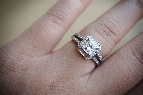 Best Engagement And Wedding Rings For Fat Fingers