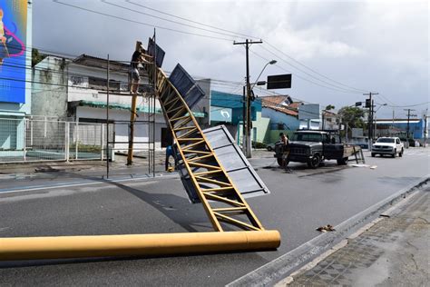 Carro derruba placa de sinalização na Praça do Centenário e trânsito é