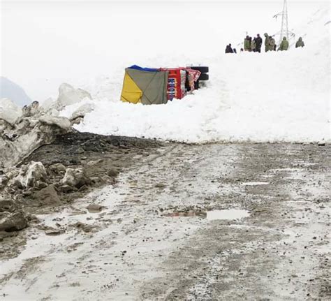 Avalanche Hits Shaitani Nallah Zojila Pass Many Vehicles Buried Under Snow