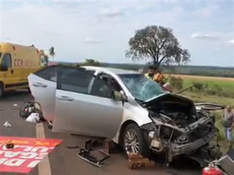 Motorista fica em estado grave após bater de frente carreta na BR