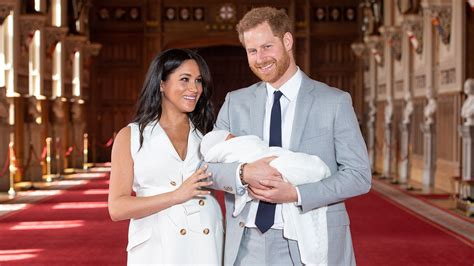 El Príncipe Harry Y Meghan Markle Presentan A Su Hijo 60 Segundos