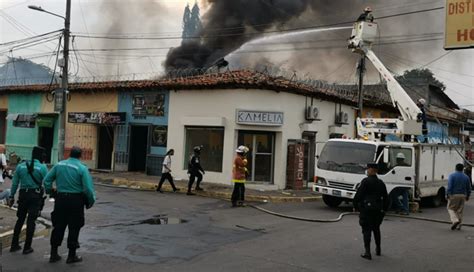 Incendio En San Miguel Destruye Bodega Y Avanza A Seis Negocios Más En